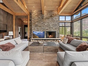 Smart TV, fireplace