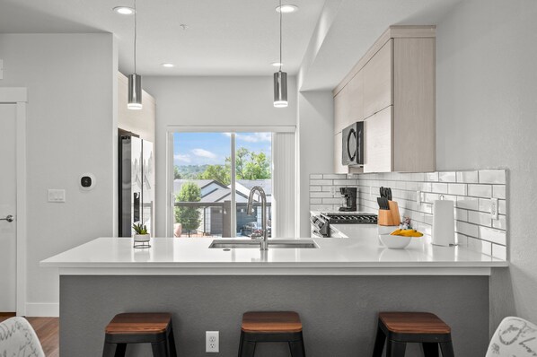 Frigorifero, microonde, forno, piano cottura