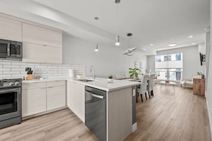 Kühlschrank, Mikrowelle, Ofen, Herdplatte