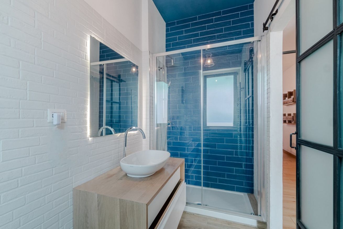 Een douche, handdoeken