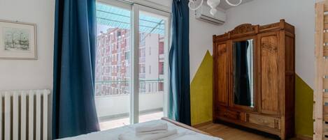 2 habitaciones y tabla de planchar con plancha