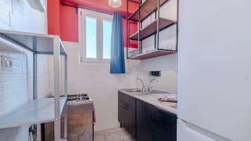 Een koelkast, een broodrooster