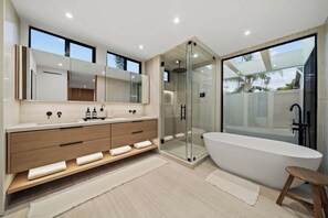 Dusche, Haartrockner, Handtücher, Shampoo