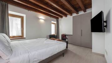 1 bedroom, desk, WiFi, bed sheets