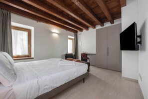 1 bedroom, desk, WiFi, bed sheets