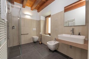 Dusj, hårføner og håndklær