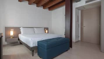 1 bedroom, desk, WiFi, bed sheets