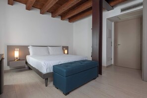 1 bedroom, desk, WiFi, bed sheets