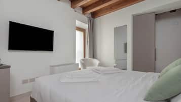 1 bedroom, desk, WiFi, bed sheets