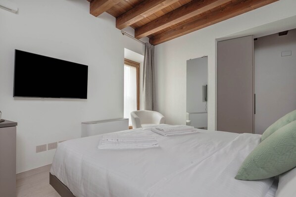 1 bedroom, desk, WiFi, bed sheets