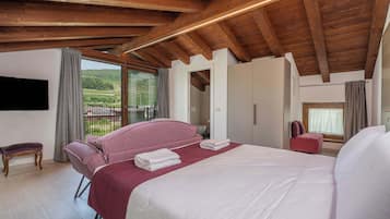 1 bedroom, desk, WiFi, bed sheets