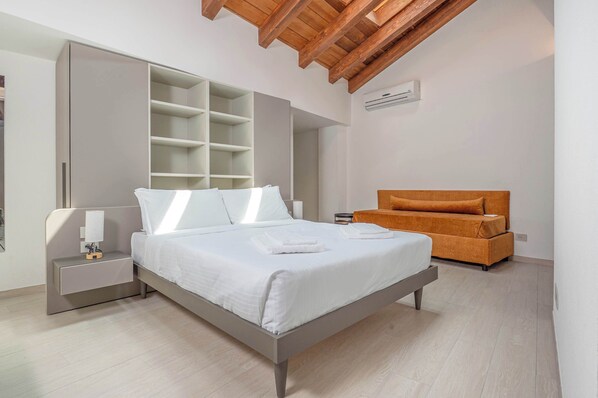 1 bedroom, desk, WiFi, bed sheets