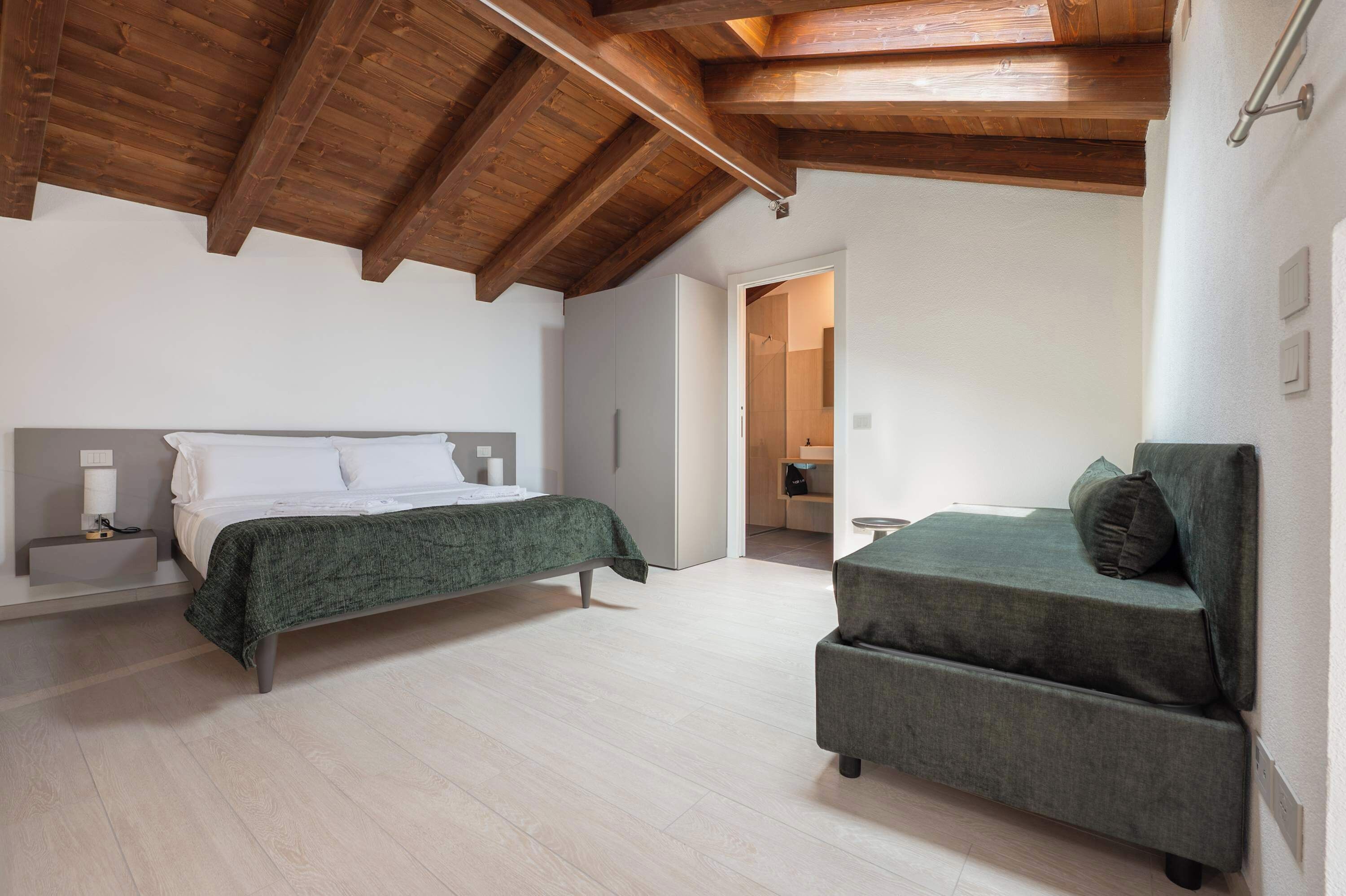 1 bedroom, desk, WiFi, bed sheets