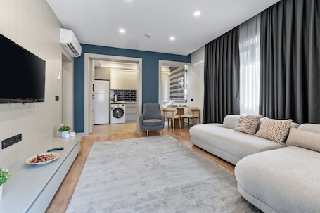 Deluxe Suite | In-room safe, soundproofing, iron/ironing board, free cribs/infant beds