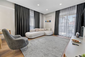 Deluxe-sviitti | Tallelokero huoneessa, äänieristys, silitysrauta/-lauta