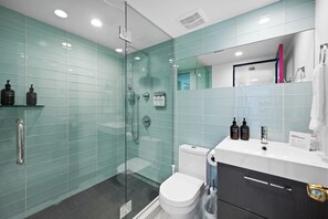 Douche, sèche-cheveux, serviettes fournies, shampoing