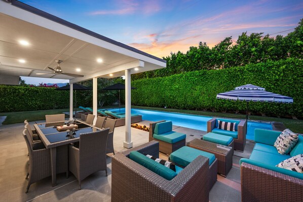 Outdoor dining - Colorful Mid-Century Gem | Pool, Spa, Firepit, Near Downtown Palm Springs (Palm Springs)