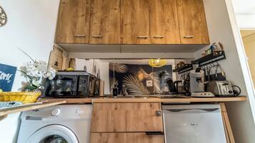 Fridge, microwave, stovetop, coffee/tea maker