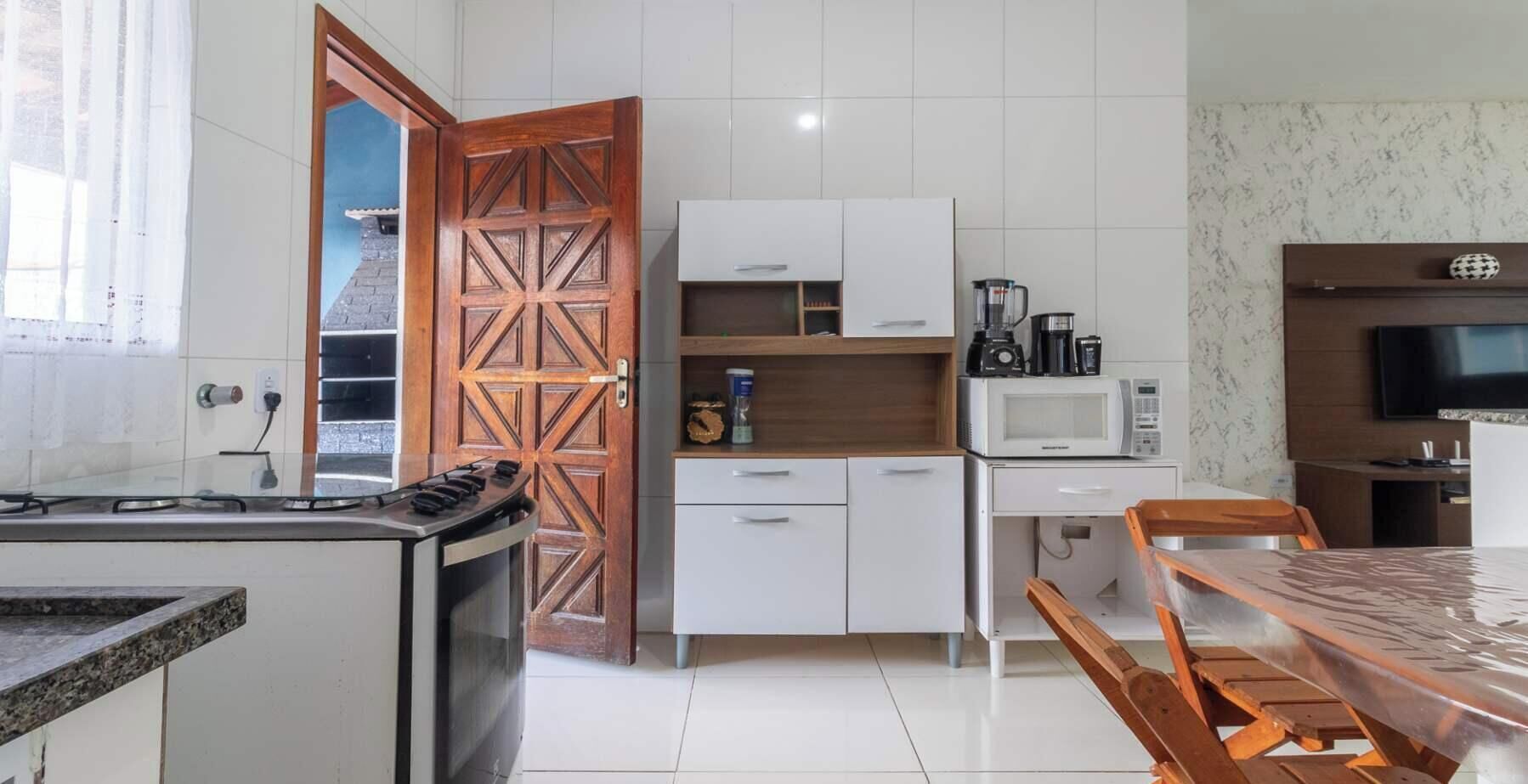 Geladeira, micro-ondas, cooktop, talheres/pratos/utensílios de cozinha