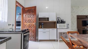 Geladeira, micro-ondas, cooktop, talheres/pratos/utensílios de cozinha