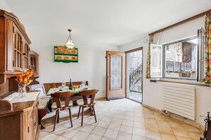 Chalet Standard, plusieurs chambres (Rustico la Staleta) | Restauration