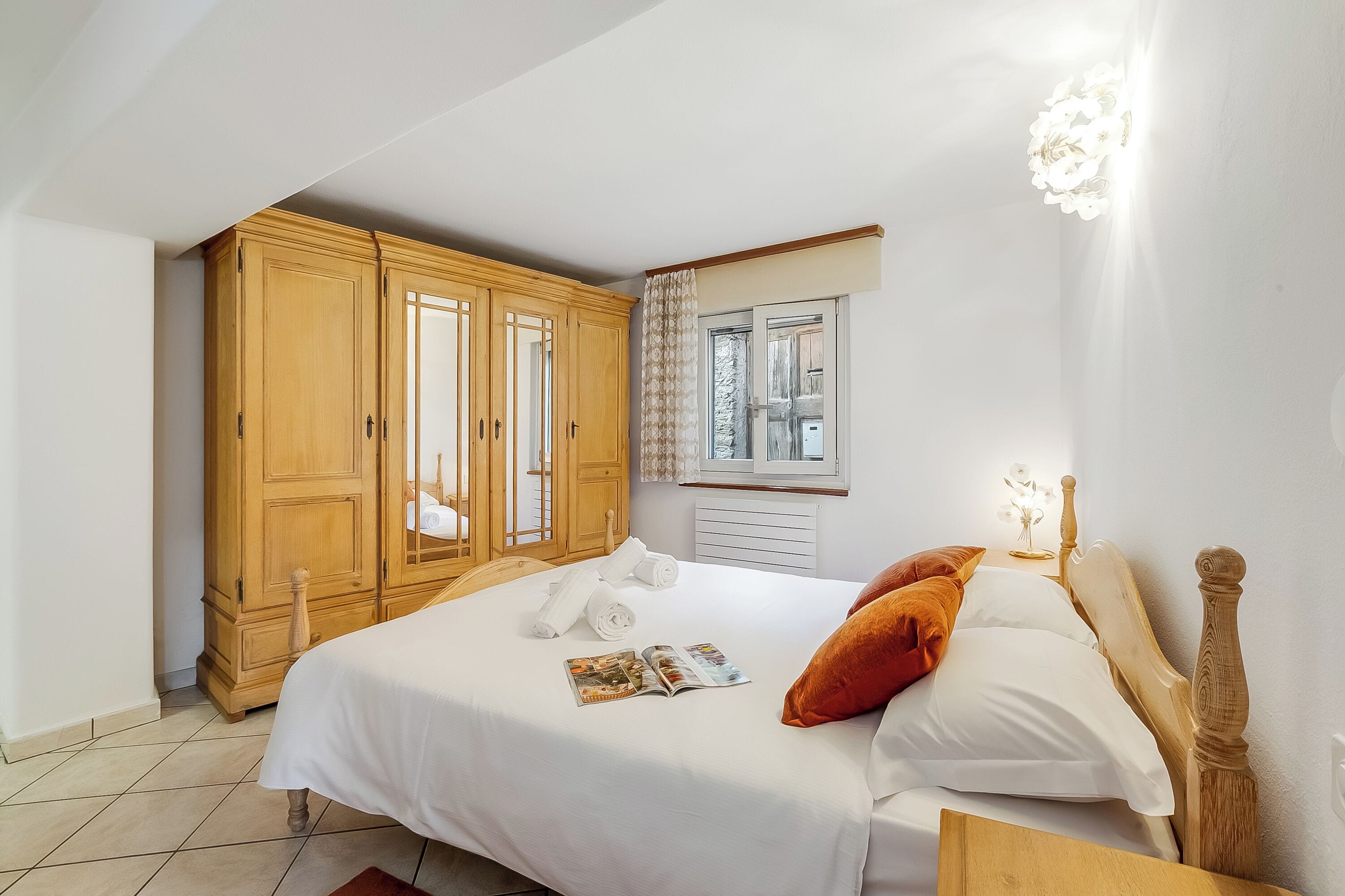 1 bedroom, bed sheets