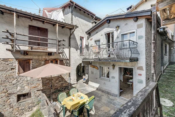 Chalet Standard, plusieurs chambres (Rustico la Staleta) | Restauration en plein air