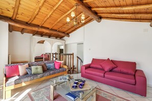 Chalet Standard, plusieurs chambres (Rustico la Staleta) | Aire de séjour | Téléviseur à écran plat de 21 po avec télévision par cùble, foyer