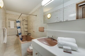 Chalet Standard, plusieurs chambres (Rustico la Staleta) | Salle de bain