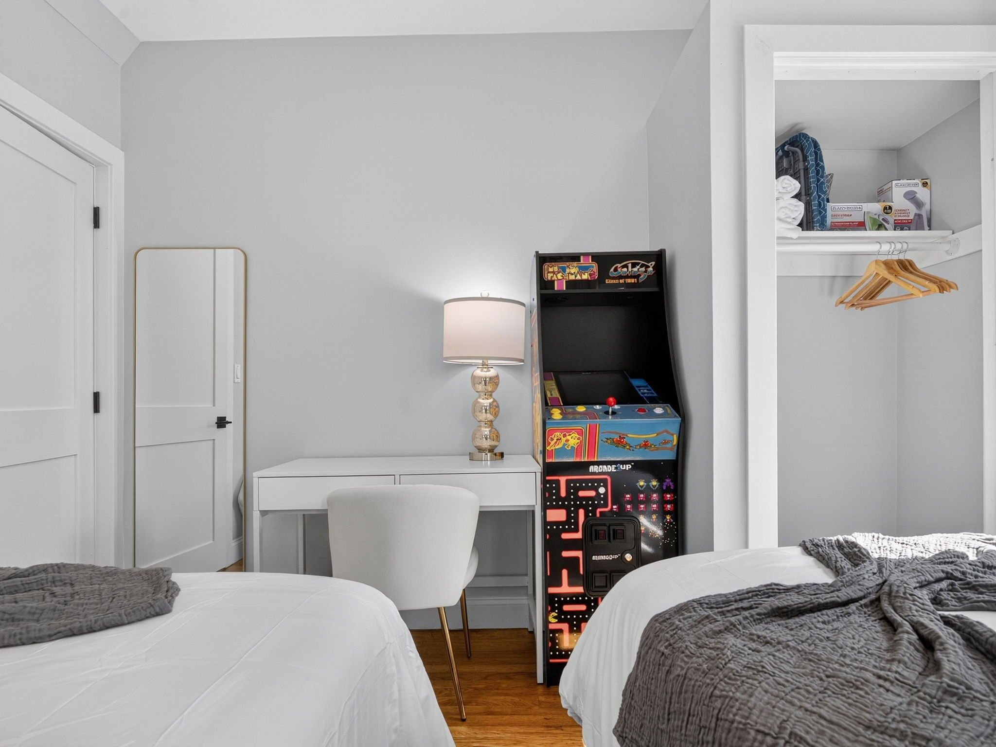 3 makuuhuonetta, työpöytä, silitysrauta/-lauta, vauvan matkasänky