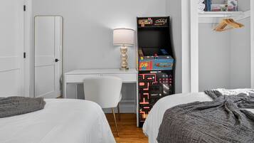 3 makuuhuonetta, työpöytä, silitysrauta/-lauta, vauvan matkasänky