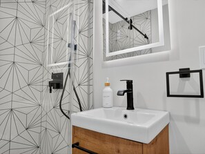 Hårtork, handdukar, tvål och schampo