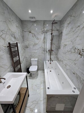 Shower, hair dryer, bidet, towels