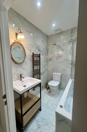 Douche, séchoir à cheveux, bidet, serviettes fournies