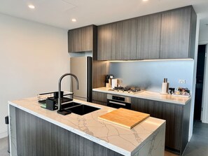 Refrigerador, microondas, horno y parrilla de estufa 