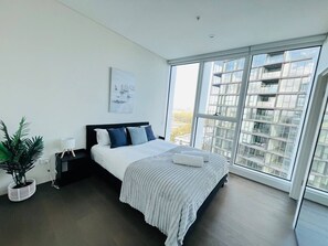 2 habitaciones, escritorio, tabla de planchar con plancha y wifi gratis 