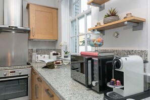 Deluxe Apartment, 3 Bedrooms | Private kitchen