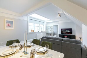 Deluxe Apartment, 3 Bedrooms | In-room dining