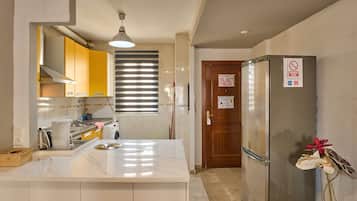 Fridge, microwave, oven, stovetop