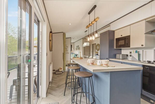 Jääkaappi, mikroaaltouuni, uuni, liesi