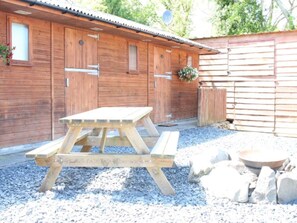 Outdoor dining - Private Heated Bedroom at Torrent Walk Bunkhouse in heart of Snowdonia. Sleeps 6 (Dolgellau)