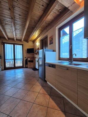 Microwave, oven, stovetop, dishwasher - Dream View Mountains House (Lombardia)
