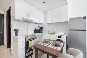 冷蔵庫、電子レンジ、オーブン、コンロ