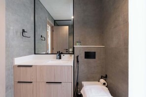 Douche, sèche-cheveux, serviettes fournies