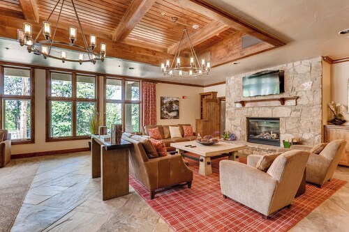3BR Ski In Penthouse, Steps to Snowflake Lift!