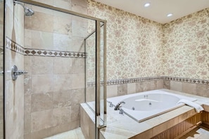 Shower, hair dryer, towels, shampoo - 3BR Ski In Penthouse, Steps to Snowflake Lift! (Breckenridge)