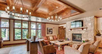 3BR Ski In Penthouse, Steps to Snowflake Lift!