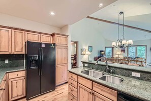 Fridge, microwave, oven, stovetop - 3BR Ski In Penthouse, Steps to Snowflake Lift! (Breckenridge)