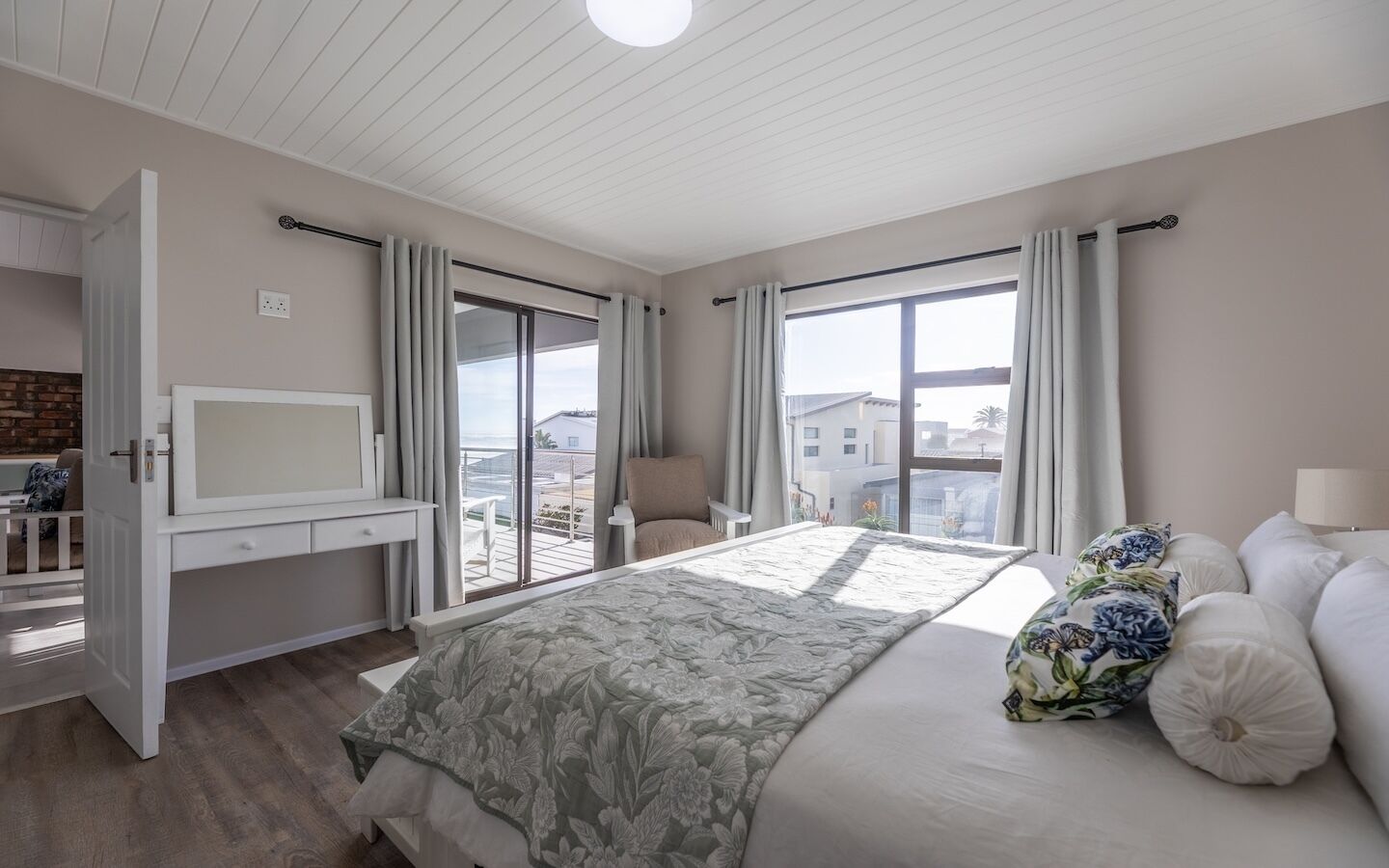 2 عدّة غرف نوم ومكواة/لوح كي وواي فاي وملاءات أسرّة