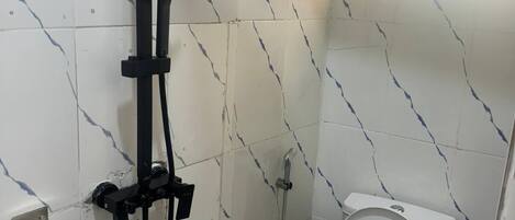 Regadera, toallas, jabón, papel de baño